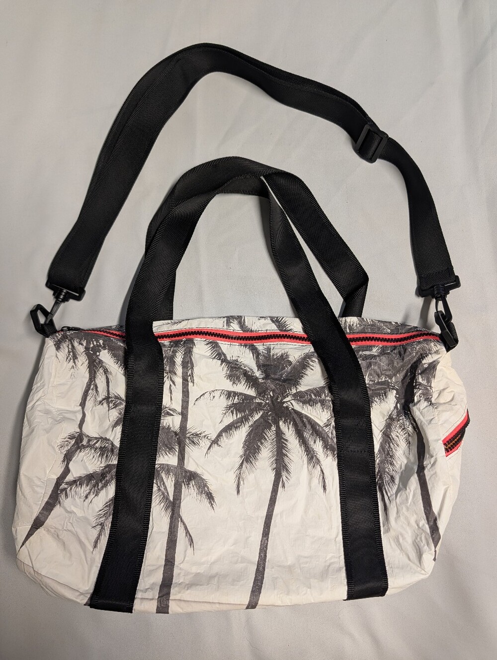 ALOHA Collection Black & White Palm Tree Print Travel Duffel EUC